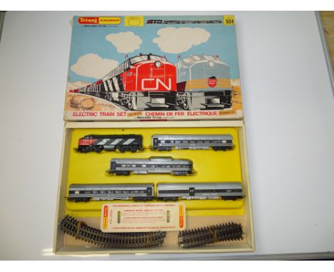 HO/OO GAUGE MODEL RAILWAYS: A TRI-ANG / MECCANO (CANADA)  904 passenger train set - G/VG in G box