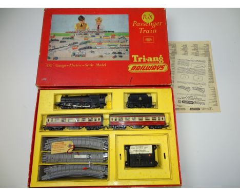 OO GAUGE MODEL RAILWAYS: A TRI-ANG RAILWAYS R1X Passenger train set - G (some warping to coach rooves) in G box