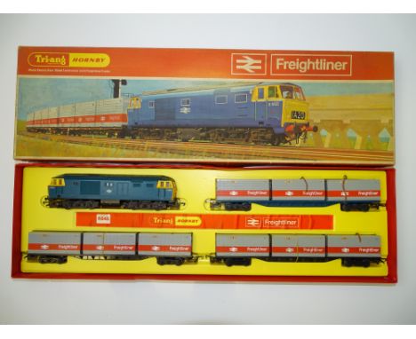 OO GAUGE MODEL RAILWAYS: A TRI-ANG HORNBY R645 Freightliner Train Pack - VG/E in G/VG box