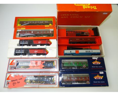 OO GAUGE MODEL RAILWAYS: A mixed group of rolling stock by HORNBY, LIMA and BACHMANN - G/VG in G boxes (where boxed) (9)