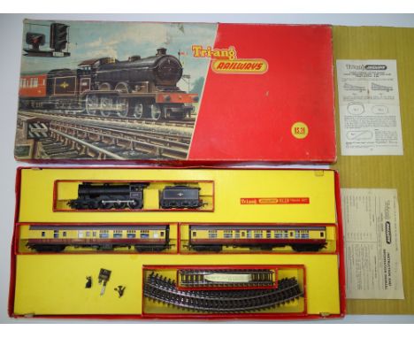 OO GAUGE MODEL RAILWAYS: A TRI-ANG RAILWAYS RS.29 passenger train set - G/VG in G box