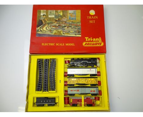 OO GAUGE MODEL RAILWAYS: A TRI-ANG (New Zealand) NZTCF Transcontinental Freight Goods Train set - G/VG in G/VG box