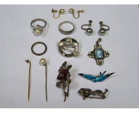 SUNDRY LOT INCLUDING SILVER AND ENAMELLED BROOCHES, DRESS RINGS, EARRINGS, TIE PIN, ETC. 