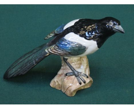 BESWICK GLAZED CERAMIC MAGPIE, No.2305, DESIGNED BY ALBERT HALLAM, APPROXIMATELY 12.5cm HIGH