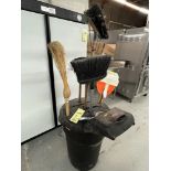 LOT: Poubelle, Balais, Moppe, etc.