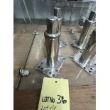 LOT: (4) Pattes pour Équipement en Acier Inox.