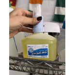 LOT: (6) Savons à Main, avec (1) Distributeur