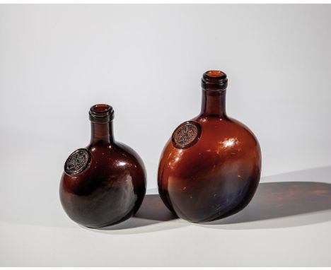 Zwei Bocksbeutel mit Siegel Franken, für den Wiener Hof, 19. Jh. Braunes, in Model geblasenes Glas. Kugelige, beidseitig abge