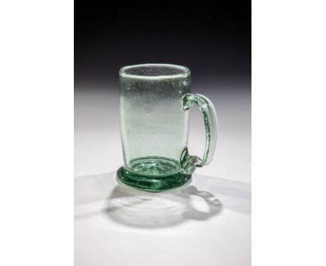 Seltener Henkelkrug Deutsch, 17./18. Jh. Grünes Glas mit Abriss. Zylindrische Wandung. Der Bandhenkel am unteren Ansatz umges
