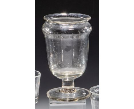 Apothekengefäß (Albarello auf Fuß) 1. H. 19. Jh. Graustichiges Glas mit Abriss. Lippenrand nach außen umgeschlagen, darunter 