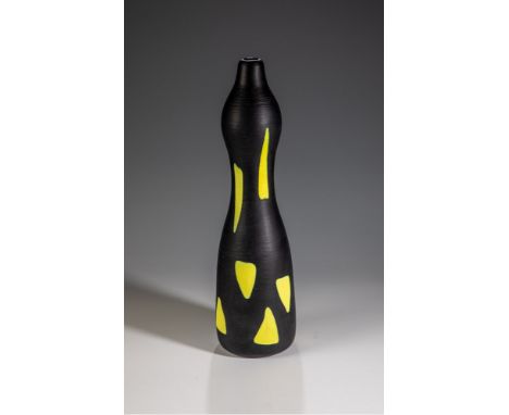 Große Vase aus der Serie ''Arsos'' Alessandro Mendini (Entwurf), Venini, Murano, um 1987/88 Opak schwarzes Glas mit gelben Ei