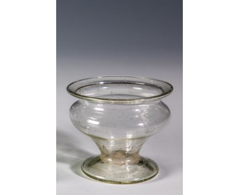Fußschale (Albarello) Venedig, 17. Jh. Apothekengefäß oder Gewürzschale aus farblosem Glas mit gestauchtem Stand, Abriss und 