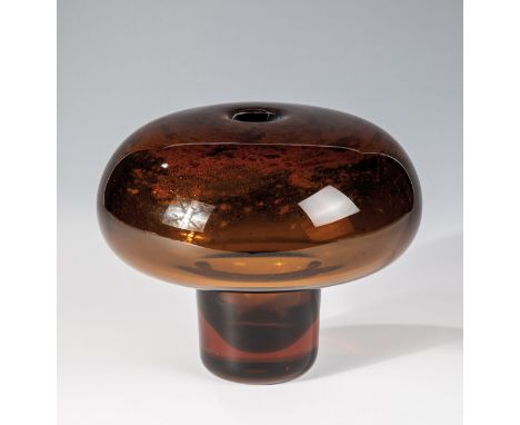 Vasenobjekt Bucefal, 1974 Honigbraunes Glas, mit partieller Farbeinschmelzung zwischen den Schichten. In Diamantriß signiert 