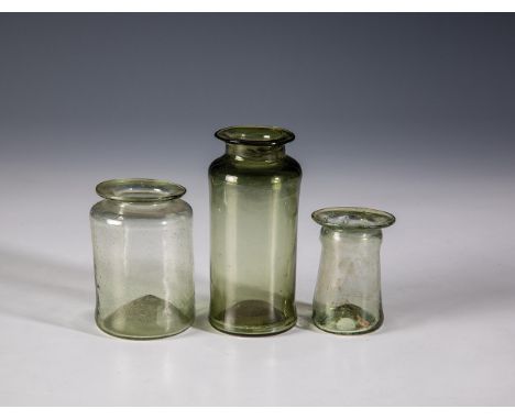 Drei Apothekengläser (Bindegläser) Deutschland, 17./18. Jh. Sog. Albarello, grünes bzw. olivgrünes Glas mit Abriss und hochge
