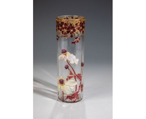 Stangenvase mit Anemone Legras &amp; Cie, Verreries de Saint Denis, um 1915 Farbloses, im Rippenmodel geblasenes Glas. Umlauf
