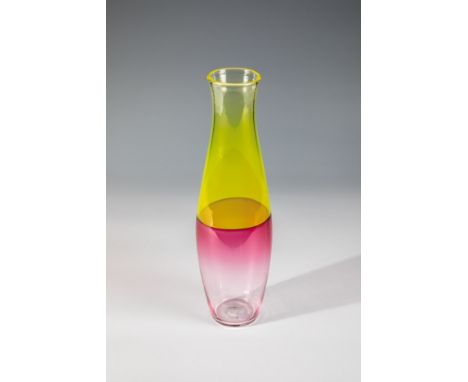 Vase ''Incalmo'' Murano, 60er/70er Jahre Farbloses Glas, mit Unterfängen in Rubinrosa und zitronengelbem Opal, in 'incalmo'- 