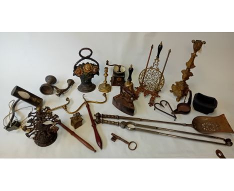 Collection of brass/metal wares to include bell, doorstop, fire side shovel/poker, kettle etc