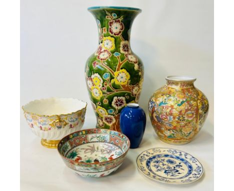 A mixed lot of collectable porcelain, to include Chinese Cockrel bowl, Dresden plate, gilt painted and floral scalloped edge 