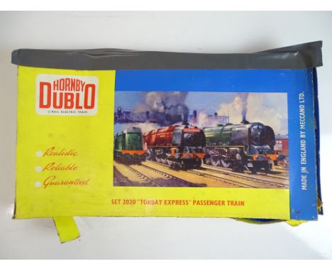 OO SCALE MODEL RAILWAYS: A HORNBY DUBLO 2020 'Torbay Express' passenger train set - G/VG in P box