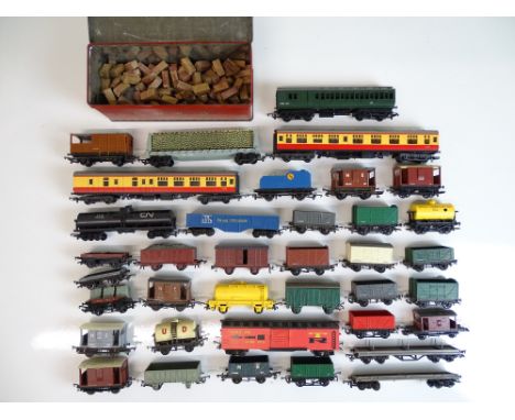 OO SCALE MODEL RAILWAYS: A quantity of unboxed wagons and coaches by TRI-ANG and others - F/G (Q)