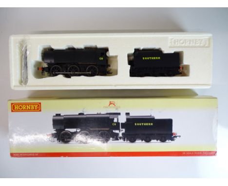 OO SCALE MODEL RAILWAYS: A HORNBY R2343 Class Q1 steam locomotive in Southern Black livery numbered C8 - VG in G box