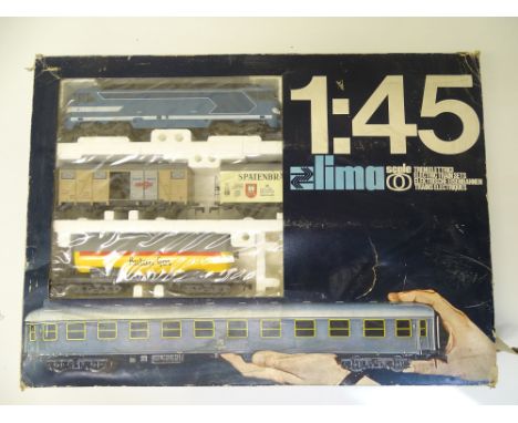 O SCALE MODEL RAILWAYS: A LIMA French Outline train set including diesel loco, three wagons and track - G/VG in F/G box