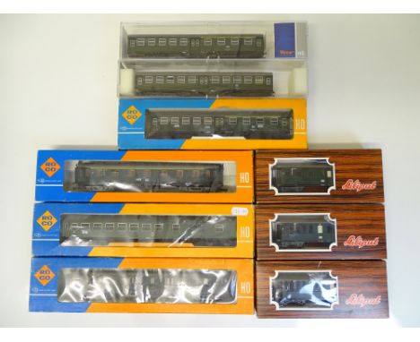 HO SCALE MODEL RAILWAYS: A group of German Outline coaches by ROCO and LILIPUT - G/VG in F/G boxes (9)