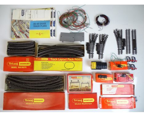 OO SCALE MODEL RAILWAYS: A large group of TRI-ANG track and accessories - G in F/G boxes (where boxed) (Q)