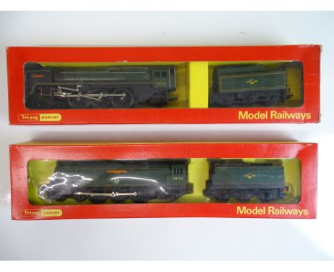 OO SCALE MODEL RAILWAYS: A pair of TRI-ANG HORNBY steam locomotives comprising: 'Britannia' and 'Winston Churchill' - G in G 