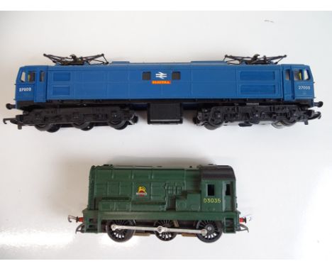 OO SCALE MODEL RAILWAYS: A pair of unboxed locos by TRI-ANG to include a Class 08 diesel shunter and a Class EM2 'Electra' - 