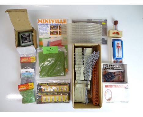 OO SCALE MODEL RAILWAYS: A mixed group of model railway accessories and buildings to include a pair of rare TRI-ANG figure pa