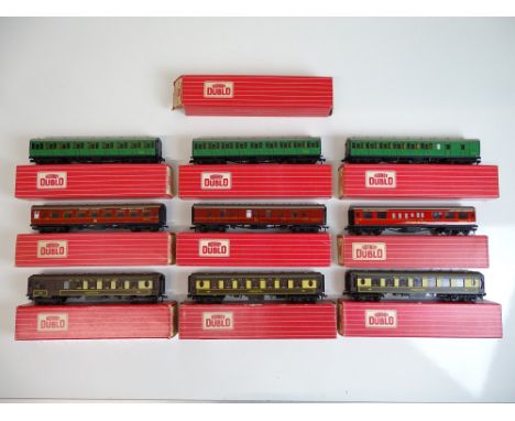 OO SCALE MODEL RAILWAYS: A group of boxed HORNBY DUBLO coaches together with an additional empty box - G in G boxes (9 plus o