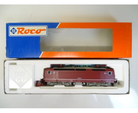 HO SCALE MODEL RAILWAYS: A ROCO 63557 German Outline BR243 Class electric locomotive in DR red livery - VG in G/VG box