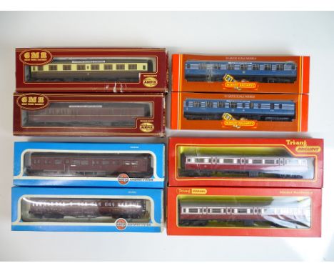 OO SCALE MODEL RAILWAYS: A mixed group of coaches in various liveries by HORNBY and AIRFIX - G/VG in G boxes (8)