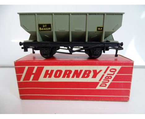 OO GAUGE MODEL RAILWAYS: A HORNBY DUBLO 4644 21-ton hopper wagon in BR grey livery - VG/E in VG box