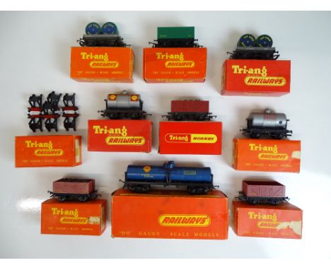 OO SCALE MODEL RAILWAYS: A group of TRI-ANG (Australia) wagons and accessories - all in original boxes - G/VG in generally G 