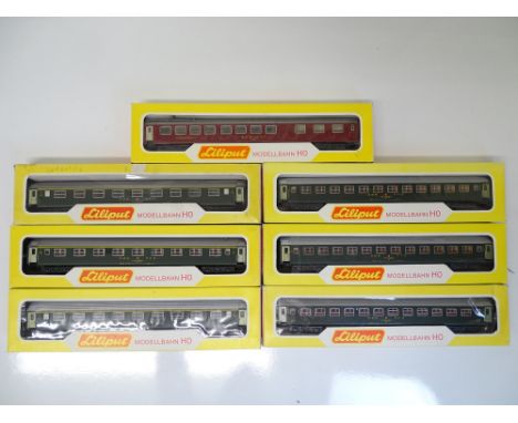 HO SCALE MODEL RAILWAYS: A group of LILIPUT Swiss Outline UIC style coaches - VG in G/VG boxes (7)