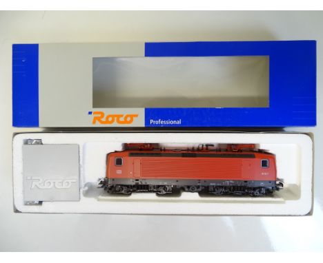 HO SCALE MODEL RAILWAYS: A ROCO 63555 German Outline BR112 Class electric locomotive in DB red livery - VG in G/VG box