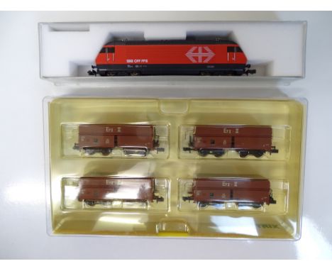 N SCALE MODEL RAILWAYS: A pair of European Outline items to include a KATO Swiss Re460 electric loco and a TRIX 15145 4 hoppe