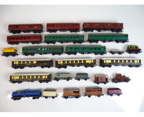 OO SCALE MODEL RAILWAYS: A quantity of unboxed wagons and coaches by TRI-ANG - F/G (24)