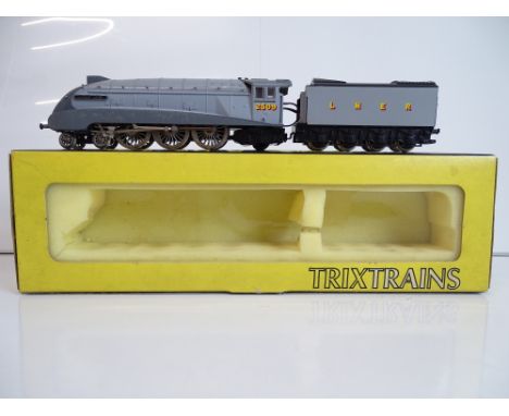 OO SCALE MODEL RAILWAYS: A TRIX Class A4 steam locomotive in LNER grey 'Silver Link' - G/VG in F/G box