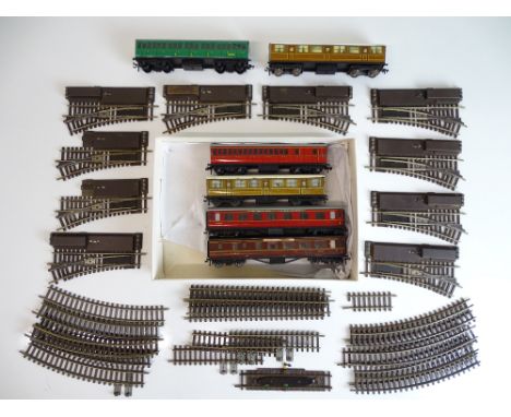 OO SCALE MODEL RAILWAYS: A quantity of unboxed HORNBY DUBLO coaches together with some HORNBY DUBLO 2-rail track including el