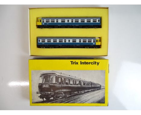 OO GAUGE MODEL RAILWAYS: A TRIX 1174 2 car Trans-Pennine DMU set in BR blue/grey livery - VG in G/VG box