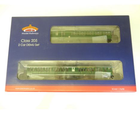 OO SCALE MODEL RAILWAYS: A BACHMANN 31-235Z 2H Thumper 2-car DEMU in BR green - VG/E in G/VG box