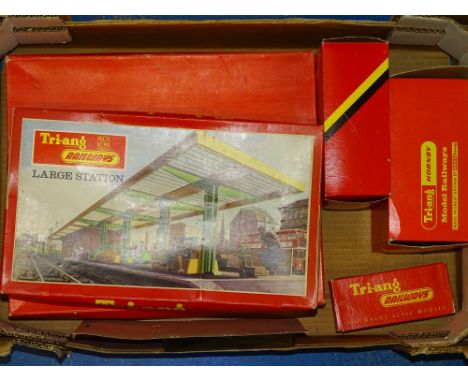OO SCALE MODEL RAILWAYS: A group of TRI-ANG / HORNBY boxed station kits - G in G boxes (5)
