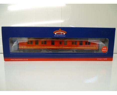 OO SCALE MODEL RAILWAYS: A BACHMANN 39-001Y MK1 BG twin pack in Royal Mail red livery - VG/E in G/VG box