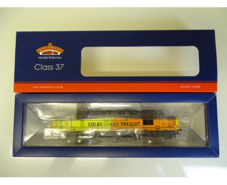 OO SCALE MODEL RAILWAYS: A BACHMANN 32-389 Class 37/4 diesel locomotive numbered 37421 in COLAS Railfreight livery - VG/E in 