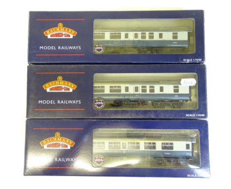 OO SCALE MODEL RAILWAYS: A group of BACHMANN Mark 2A coaches in BR blue/grey livery - VG in G/VG boxes (3)