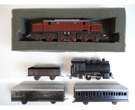 HO SCALE MODEL RAILWAYS: A group of rare early RIVAROSSI items in Bakelite to include American and Italian Outline examples -