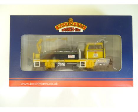 OO SCALE MODEL RAILWAYS: A BACHMANN 36-151 Plasser OWB10 with crane - self-propelled track maintenance vehicle - VG/E in G/VG